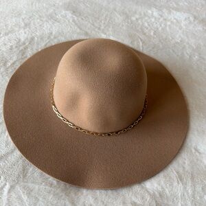 Beige Wide Brim Fedora Hat w/ Gold Chain | S/M